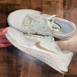 Ladies Metcon sneakers